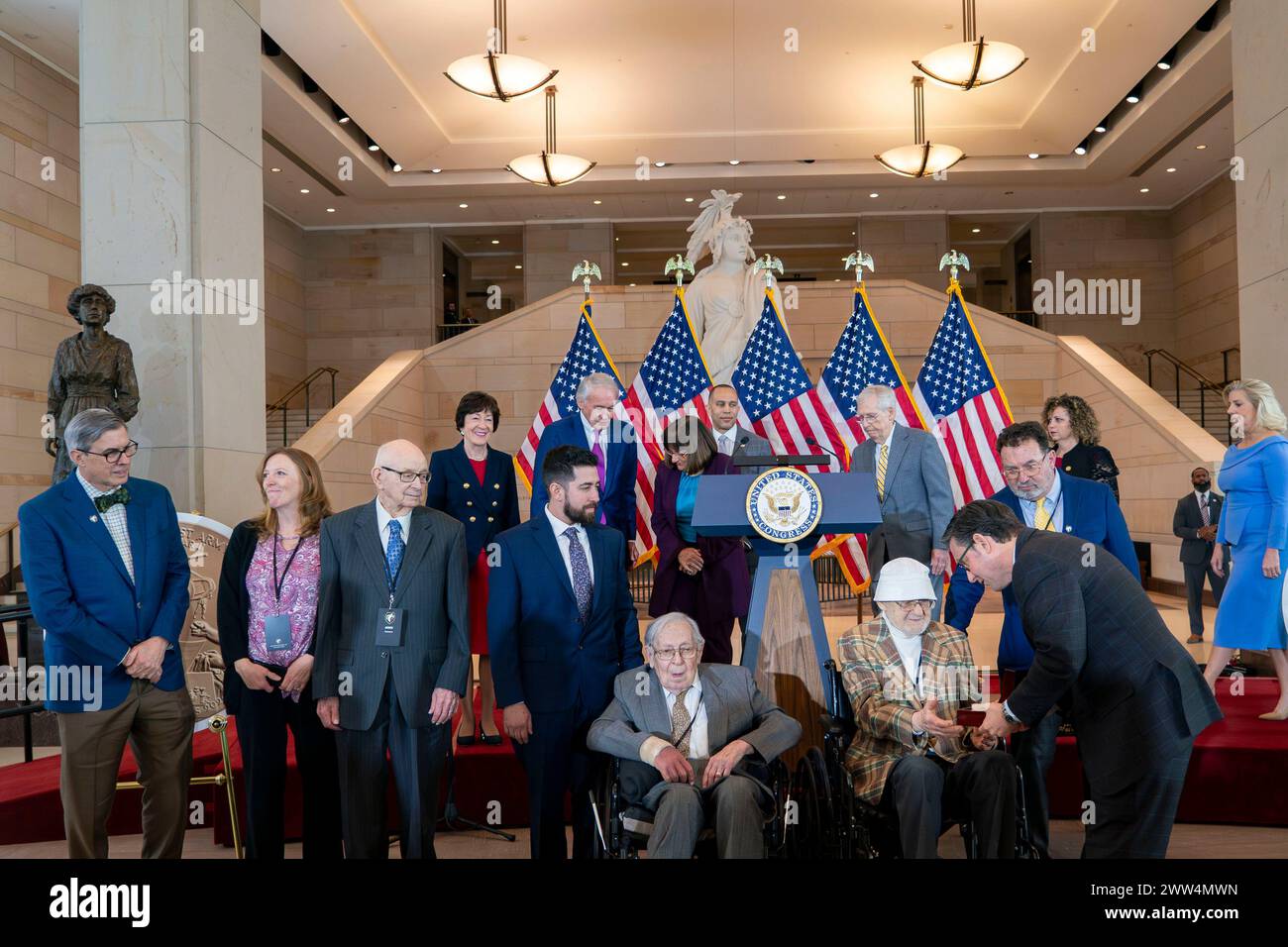 Hakeem Jeffries, D-NY, leader della minoranza del Senato Mitch McConnell, R-KY, presidente della camera Mike Johnson, R-LA, consegna una medaglia d'oro del Congresso a Bernie Bluestein, veterano dell'esercito fantasma, cerimonia di presentazione della medaglia d'oro del Congresso duringa nella sala dell'emancipazione presso il Capitol Visitor Center di Washington, DC giovedì 21 marzo 2024. La cerimonia onorò le truppe speciali del 23° quartier generale e la 3133rd Signal Services Company, conosciuta collettivamente come l'esercito fantasma, che utilizzò carri armati gonfiabili, effetti sonori e altre attrezzature finte per attirare il braccio tedesco Foto Stock