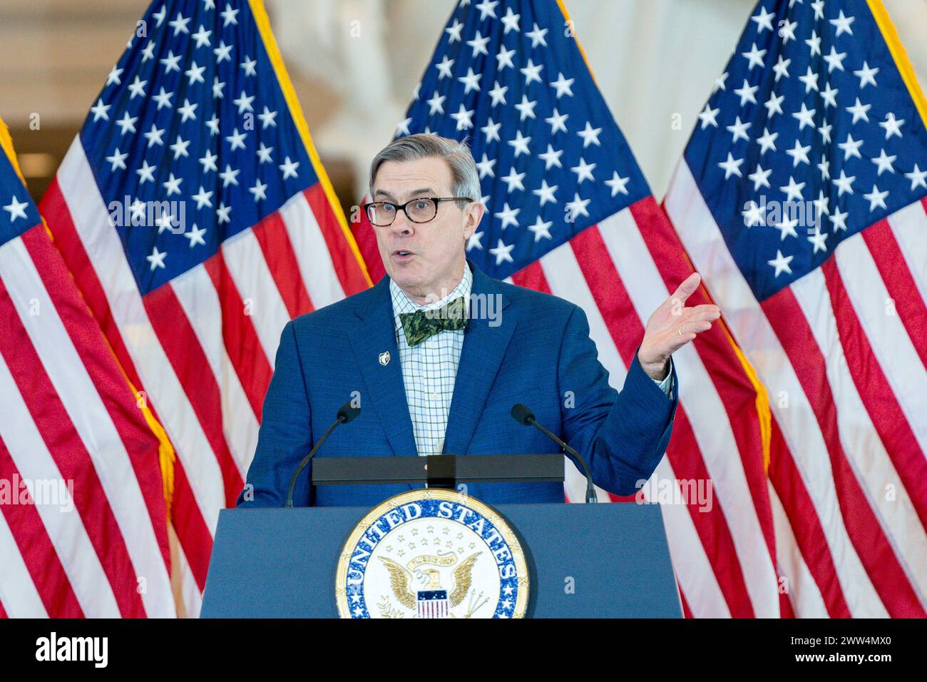 Washington, Stati Uniti. 21 marzo 2024. Rick Beyer, presidente del Ghost Army Legacy Project, parla durante una cerimonia di presentazione della medaglia d'oro del Congresso nella sala di emancipazione presso il Capitol Visitor Center di Washington, DC, giovedì 21 marzo 2024. La cerimonia onorò il 23rd Headquarters Special Troops e la 3133rd Signal Services Company, conosciuta collettivamente come Ghost Army, che utilizzò carri armati gonfiabili, effetti sonori e altre attrezzature finte per attirare l'esercito tedesco lontano dalle truppe alleate nella seconda guerra mondiale Foto di Bonnie Cash/UPI credito: UPI/Alamy Live News Foto Stock