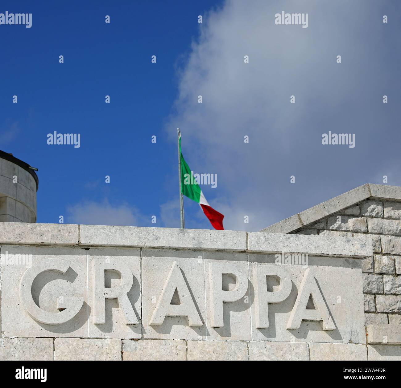 Pieve, TV, Italia - 13 marzo 2024: Testo sul Memoriale militare italiano che significa il Monte Place Grappa della prima Guerra Mondiale Foto Stock