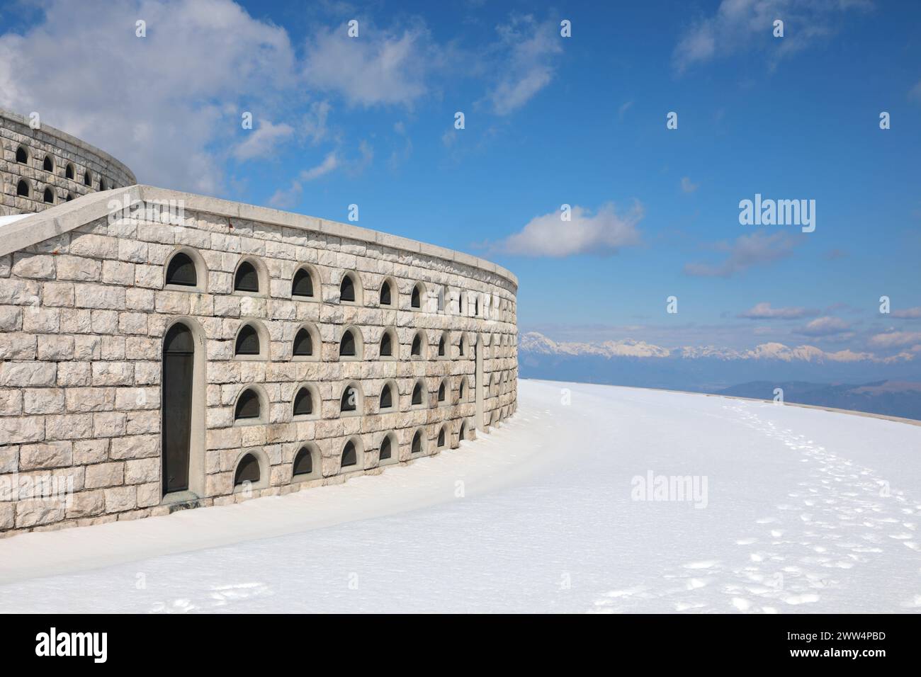 Pieve, TV, Italia - 13 marzo 2024: Nicchie del Memoriale militare del Monte Grappa in Veneto Foto Stock