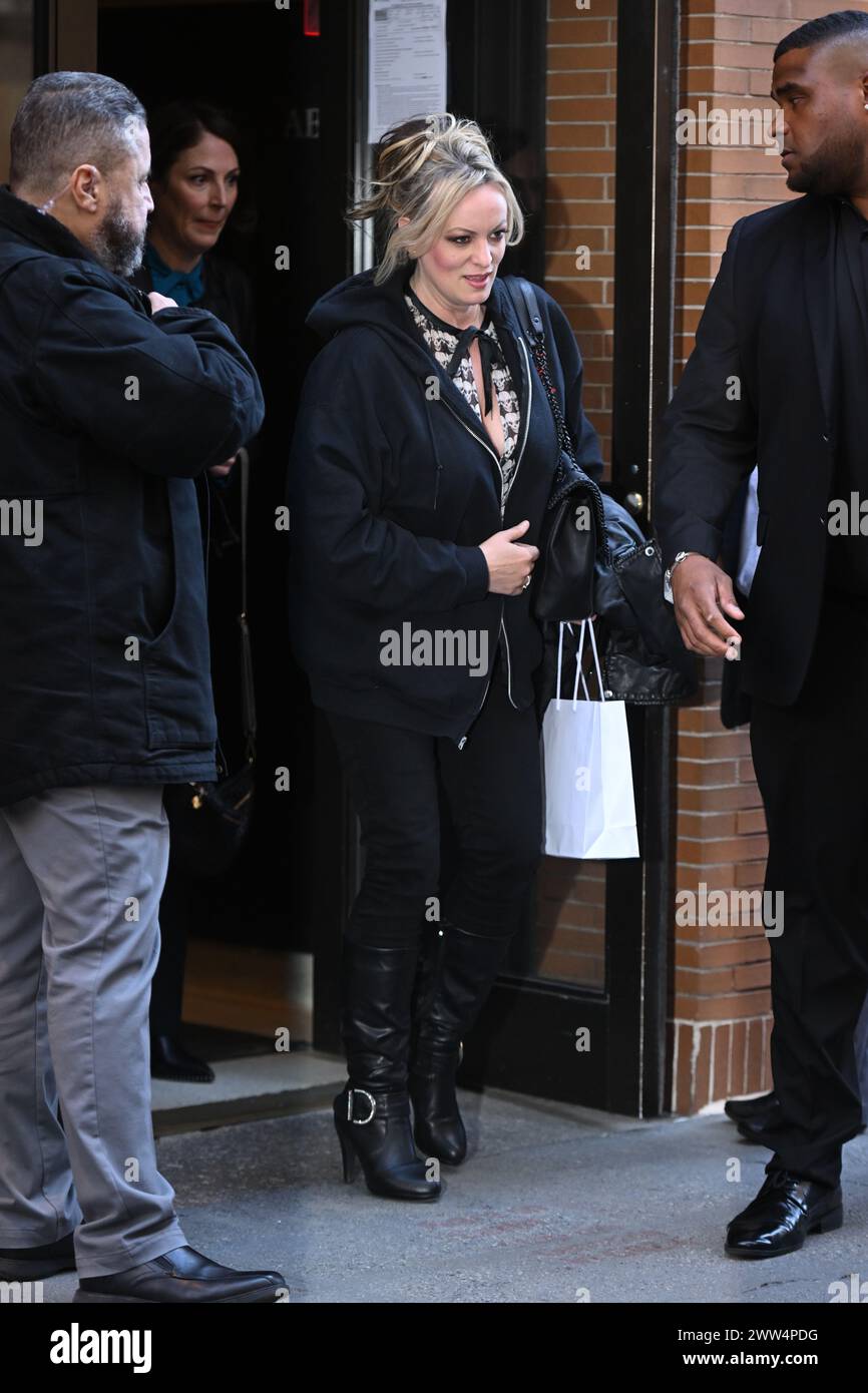 Stormy Daniels lascia The View agli ABC Studios il 21 marzo 2024 a New York. Foto Stock
