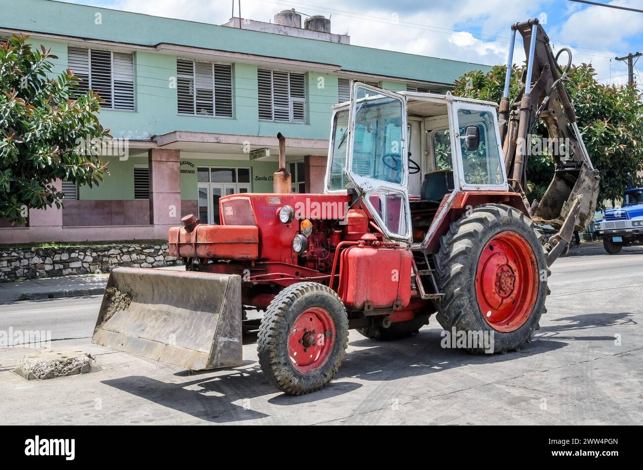 Trattore agricolo in un ambiente urbano, Santa Clara, Cuba Foto Stock