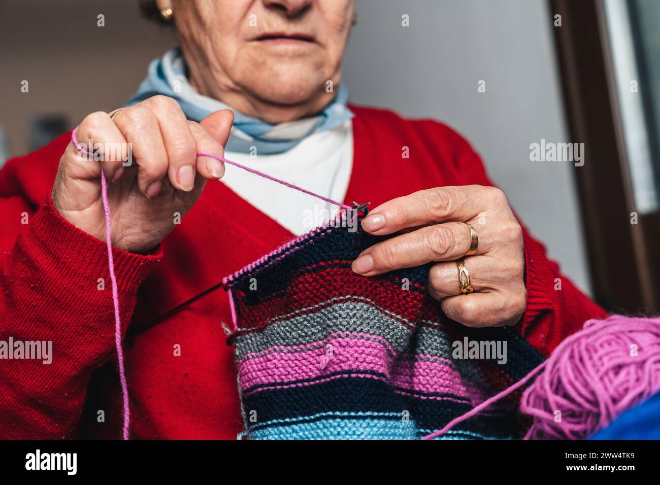 ritratto dettagliato di una sarta donna mani che crea un pezzo di abbigliamento di lana a mano Foto Stock