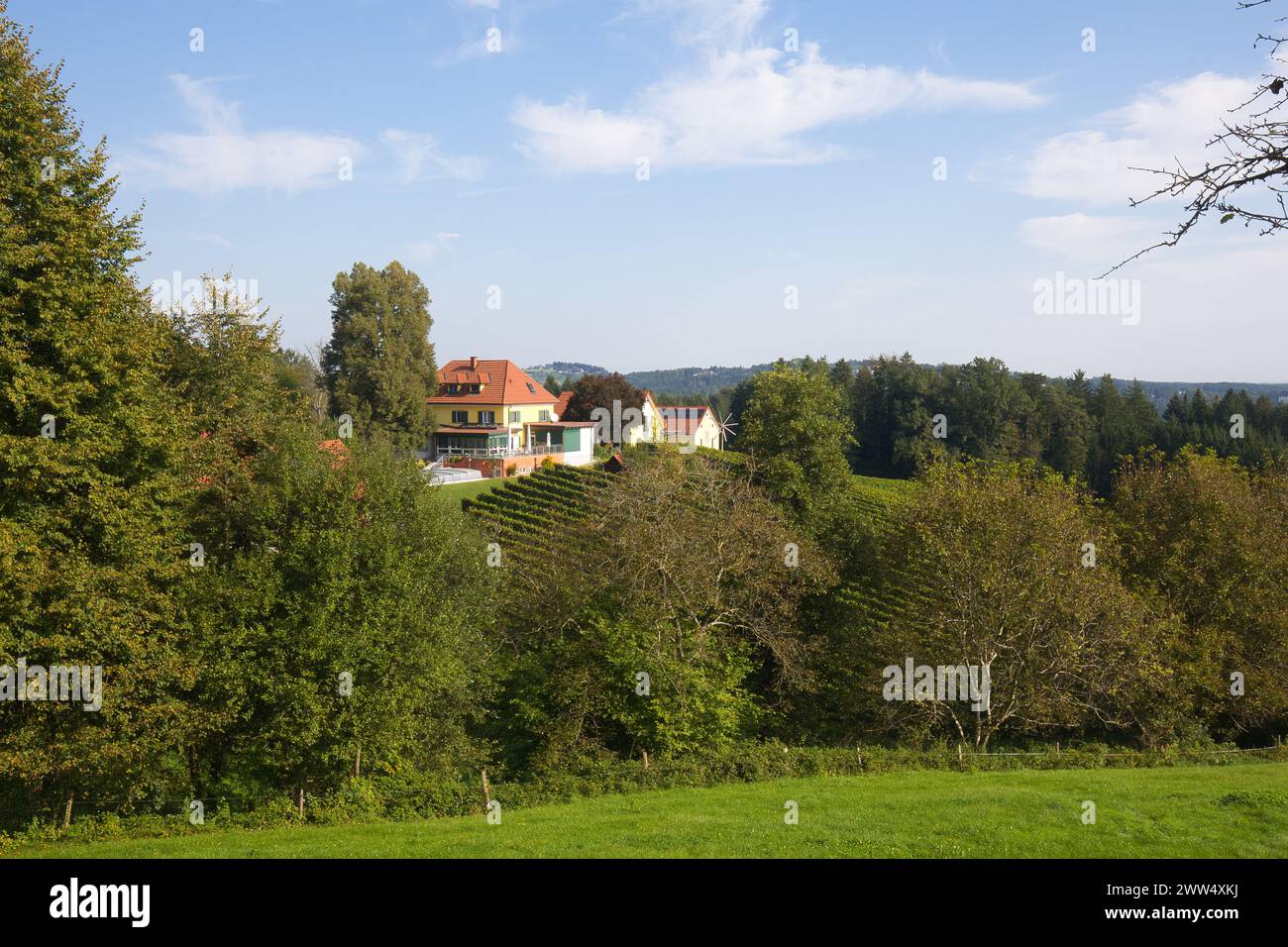 Austria, Stiria, Eibiswald - 27 settembre 2023: Paiserhof è un'azienda vinicola situata in una splendida posizione con pernottamento. Foto Stock