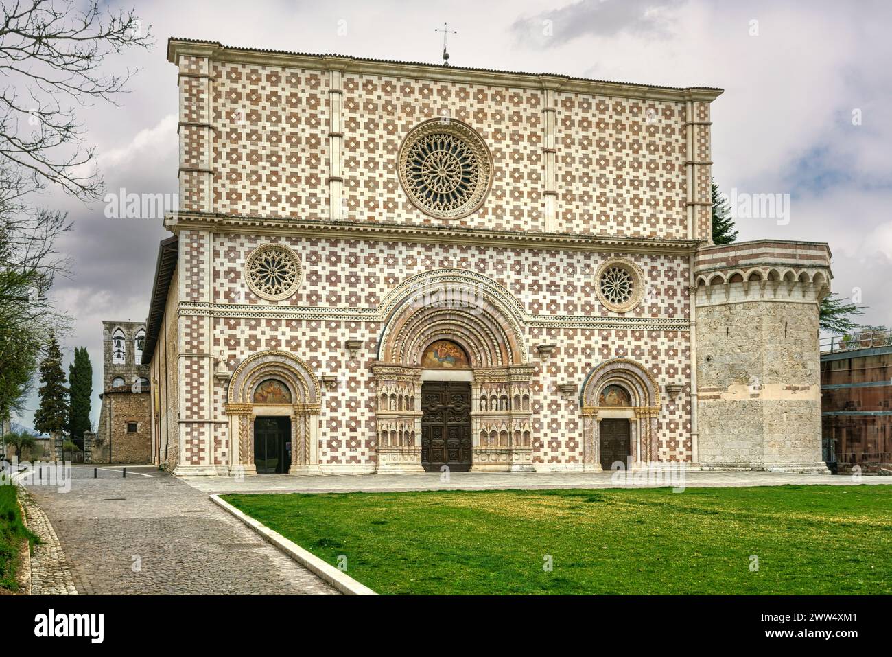 La facciata della Basilica di Santa Maria di Collemaggio è in stile romanico-gotico. L'Aquila, Abruzzo, Italia, Europa Foto Stock