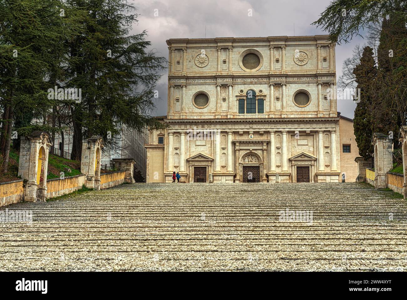 La monumentale scalinata e la facciata della basilica di San Berardino da Siena di Cola d'Amatrice. L'Aquila, Abruzzo, Italia, Europa Foto Stock