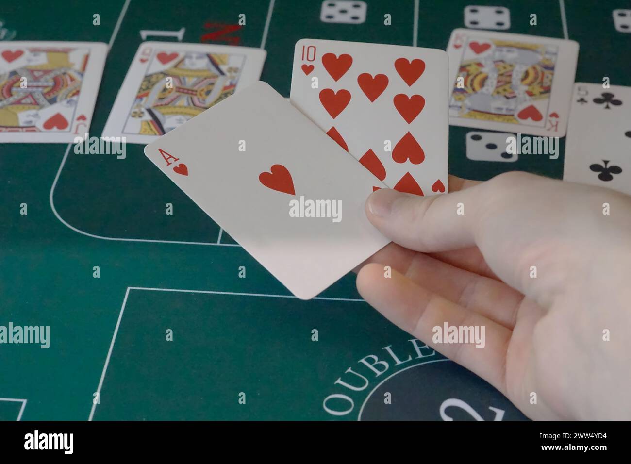 Royal Flush nel cuore in una partita di poker Foto Stock