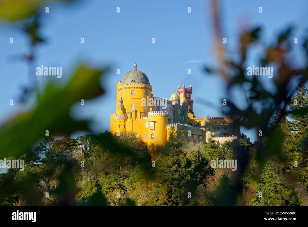 Vista del Palazzo Nazionale di pena a Sintra, Portogallo. Patrimonio mondiale dell'UNESCO. Visite storiche. Vacanze e turismo turistico. Palazzo colorato. Foto Stock