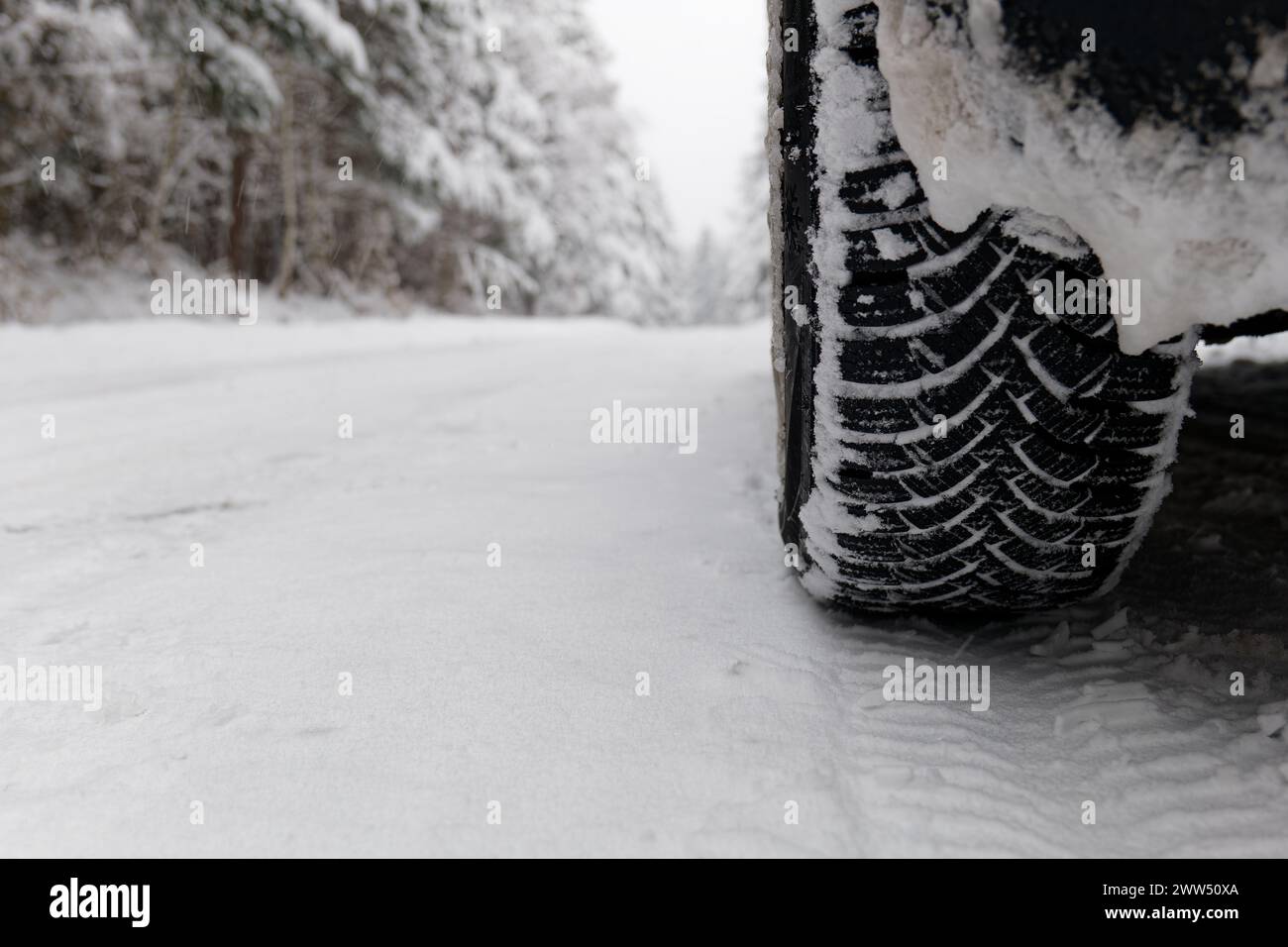 Guida in auto d'inverno. Buoni pneumatici invernali per una presa sicura. Guida attenta in condizioni invernali Foto Stock