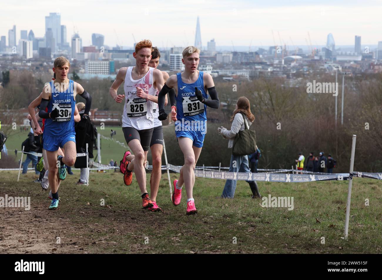 Il gruppo leader negli U20 Men al British Athletics Cross Challenge a Parliament Hill Fields Foto Stock