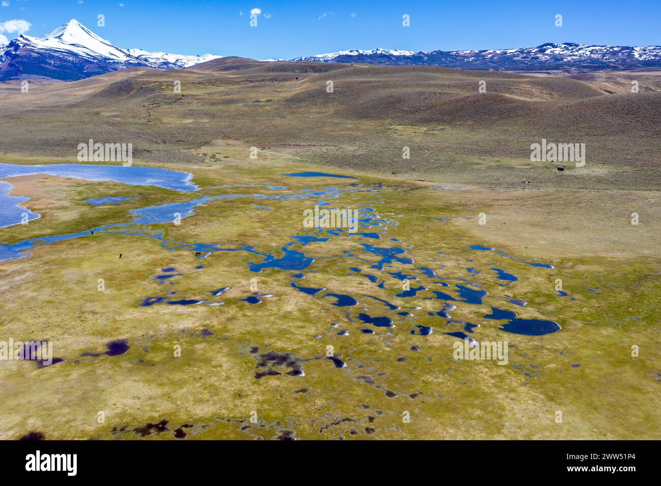 Laghi e montagne tra Cile Chico e Parco Nazionale Jeinimeni, vista aerea, Patagonia, Cile Foto Stock