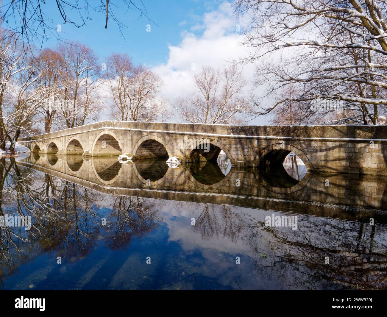 Scenario invernale del ponte romano a Ilidža, Bosnia ed Erzegovina. Luoghi storici e culturali. Foto Stock