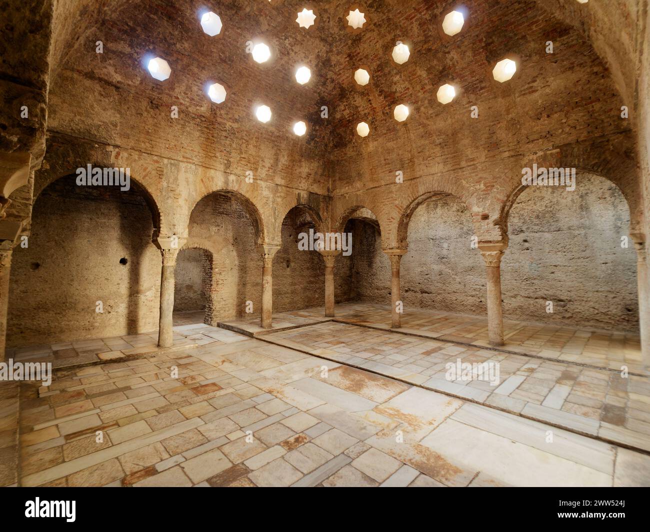 Vista interna delle Terme arabe El Banuelo, a Granada, Spagna. La luce del sole entra nel soffitto. Interni antichi e storici delle terme arabe. Foto Stock