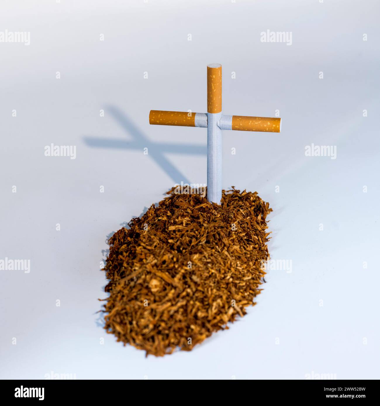 Simbólica tumba de tabaco y cigarrillos de un fumador, aislado en blanco Foto Stock