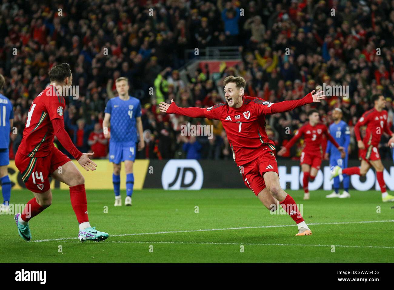 Galles David Brooks segna un GOL di 1-0 e festeggia durante la 2024 semifinale di qualificazione al Cardiff City Stadium, Cardiff, Galles, Regno Unito, il 21 marzo 2024 Foto Stock