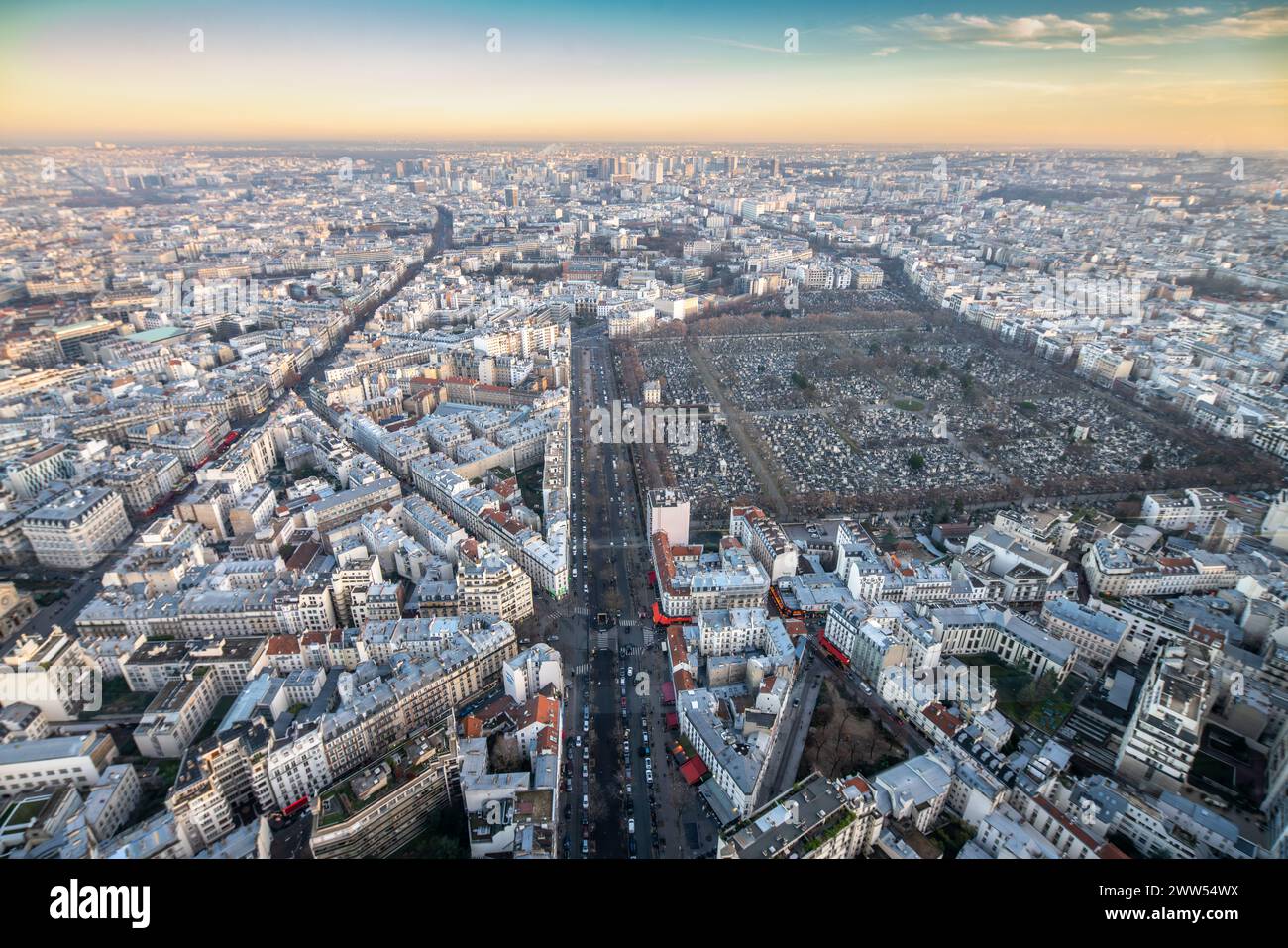 Veduta aerea del Cimitero di Montparnasse tra le strade parigine al crepuscolo. Foto Stock