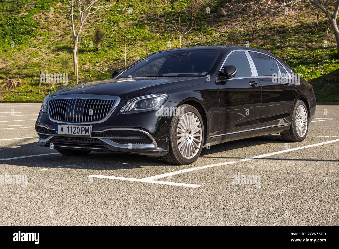 Limousine nera Mercedes-Maybach Classe S nel parcheggio di Nessebar, Bulgaria Foto Stock