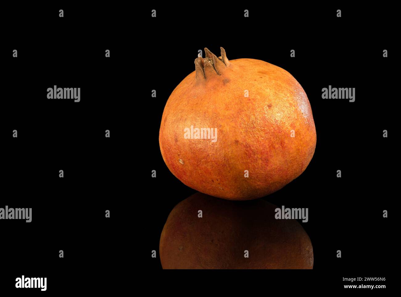 Melograno maturo su sfondo nero. Foto Stock