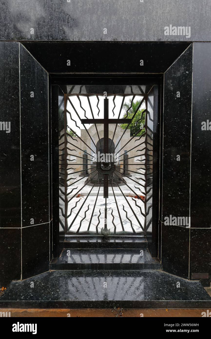091 sontuosa porta a griglia in ferro del pantheon -famiglia Cespedes- sul lato ovest di Avenida Cristobal Colon Avenue, Cementerio de Colon Cemetery. L'Avana-Cuba. Foto Stock