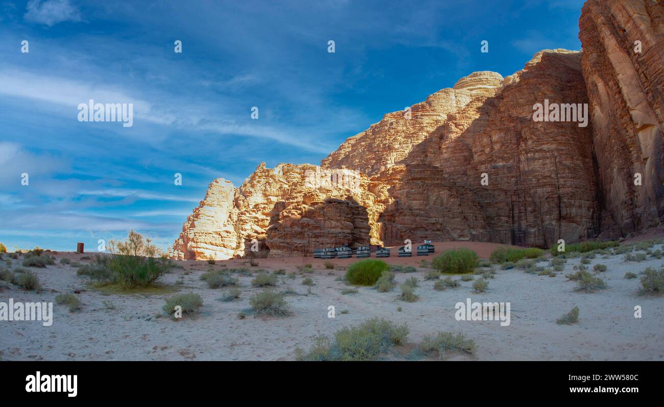 Tende per i turisti nel deserto di Wadi Rum in GIORDANIA. Paesaggio simile a Marte rosso nel deserto di Wadi Rum, in Giordania, questo luogo irreale è stato utilizzato come set per molti Foto Stock