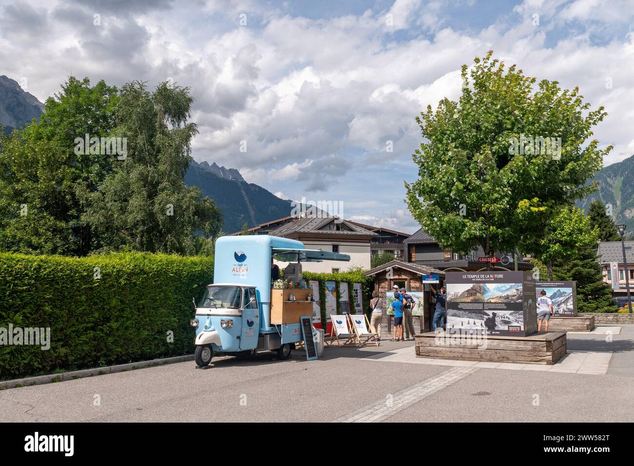 Piaggio Ape trasformato in bar mobile da Café Alpin, Chamonix, alta Savoia, Francia Foto Stock