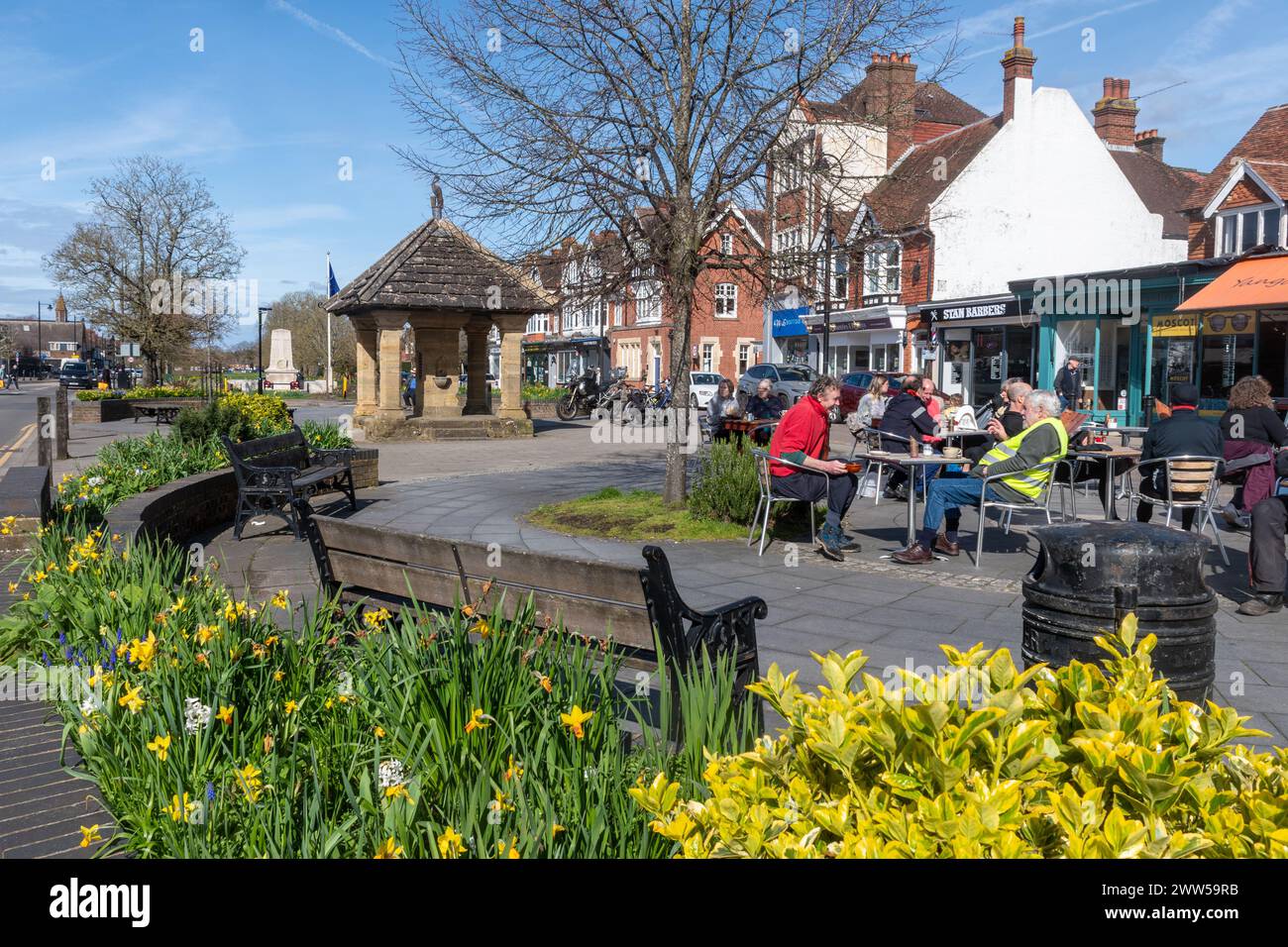 Centro di Cranleigh, Surrey, con gente che si rilassa e beve all'aperto nella High Street durante la primavera, Inghilterra, Regno Unito Foto Stock