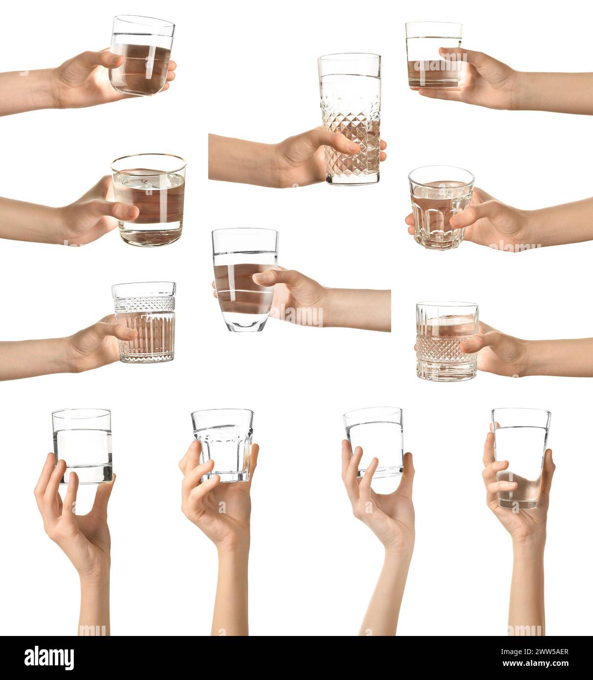 Set di mani che reggono bicchieri d'acqua su sfondo bianco Foto Stock