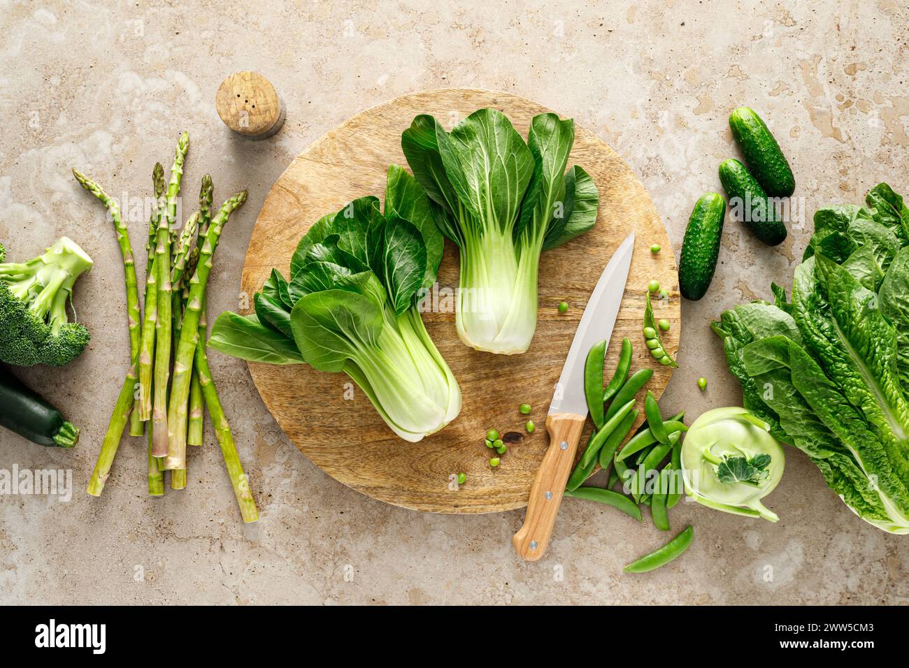 Sfondo vegetale verde. Varie verdure verdi. Verdure. Mangiare pulito, sano vegetariano, concetto di cibo vegano, spazio copia, vista dall'alto Foto Stock