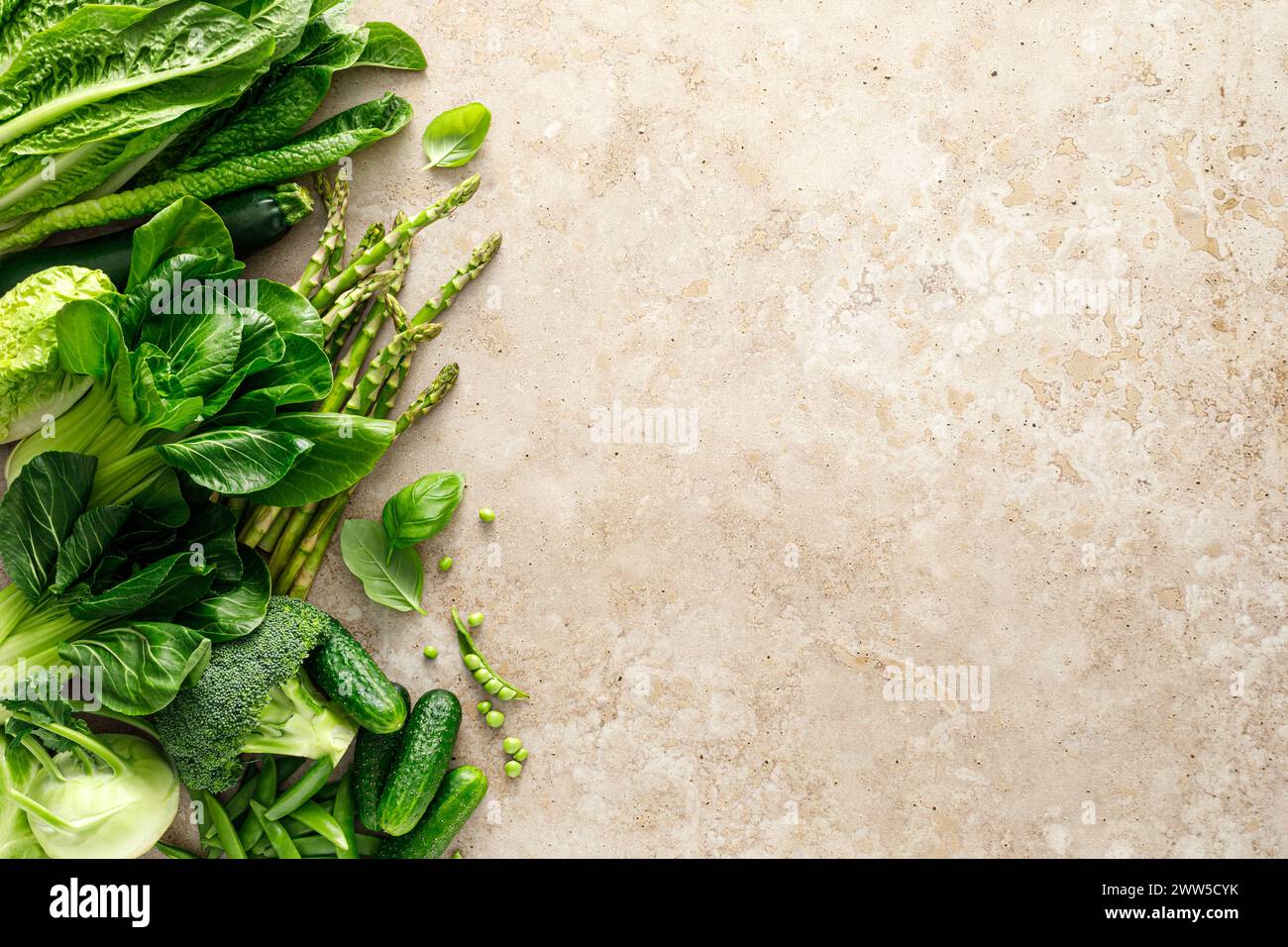 Sfondo vegetale verde. Varie verdure verdi. Verdure. Mangiare pulito, sano vegetariano, concetto di cibo vegano, spazio copia, vista dall'alto Foto Stock