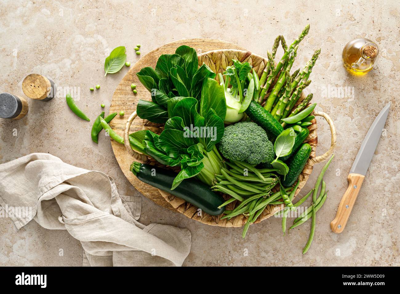 Sfondo vegetale verde. Varie verdure verdi. Verdure. Mangiare pulito, sano vegetariano, concetto di cibo vegano, spazio copia, vista dall'alto Foto Stock