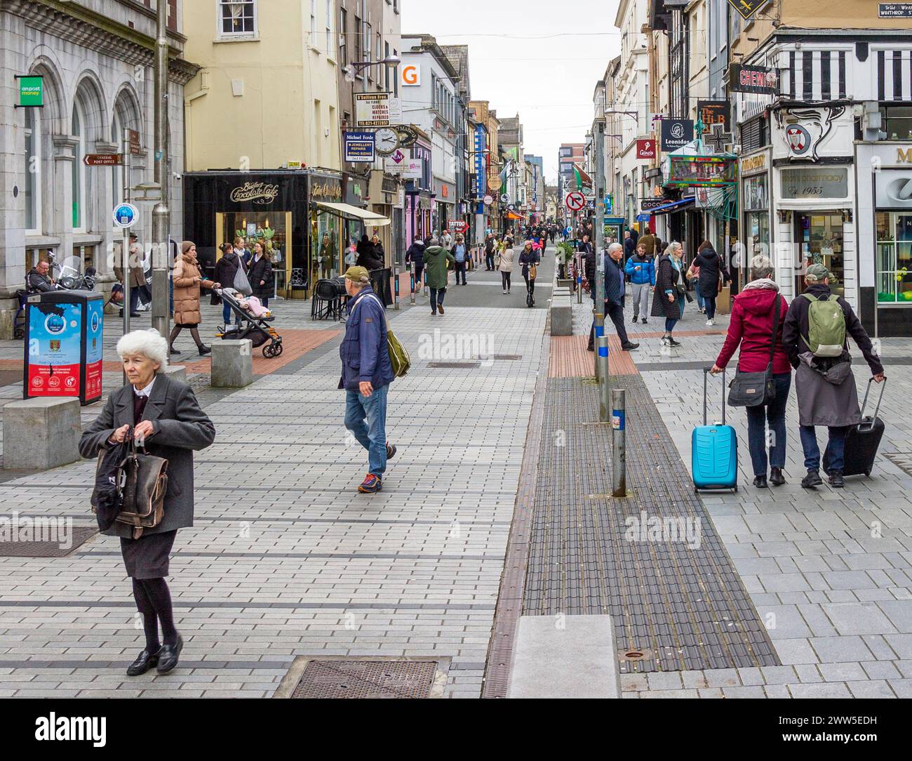 Oliver Plunkett Street, città di Cork, piena di turisti e amanti dello shopping Foto Stock