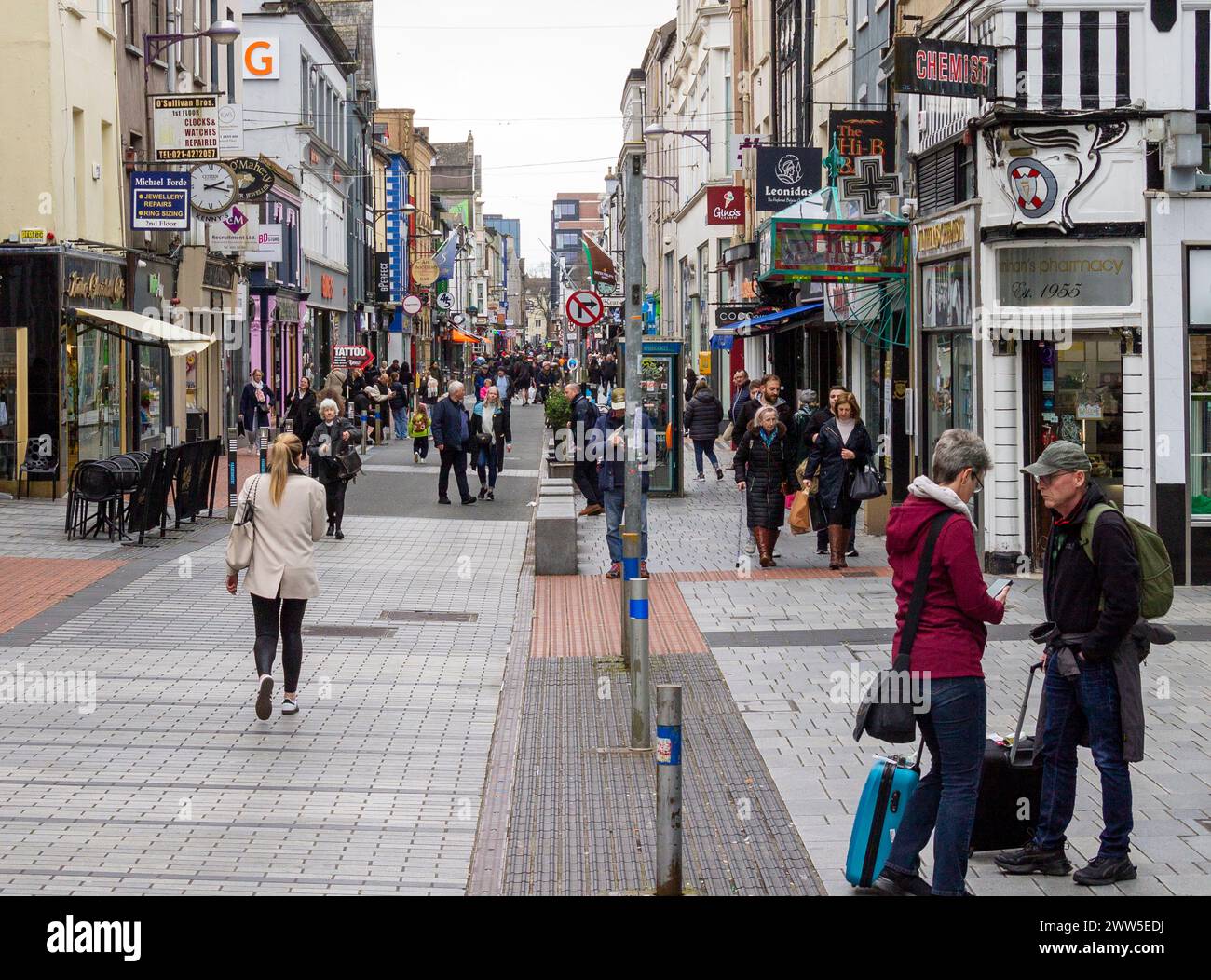 Oliver Plunkett Street, città di Cork, piena di turisti e amanti dello shopping Foto Stock