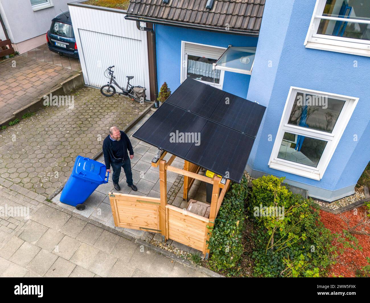 Einfamilienhaus mit verschiedenen Solarmodulen, neben Solarpanelen auf dem Hausdach, sind auf einer Mülltonnenbox Steckersolar Module als Dach montiert, Essen, NRW, Deutschland, Solarenergie *** Casa indipendente con vari moduli solari, oltre ai pannelli solari sul tetto della casa, i moduli solari plug-in sono montati su un contenitore per la raccolta della polvere come tetto, Essen, NRW, Germania, energia solare Foto Stock