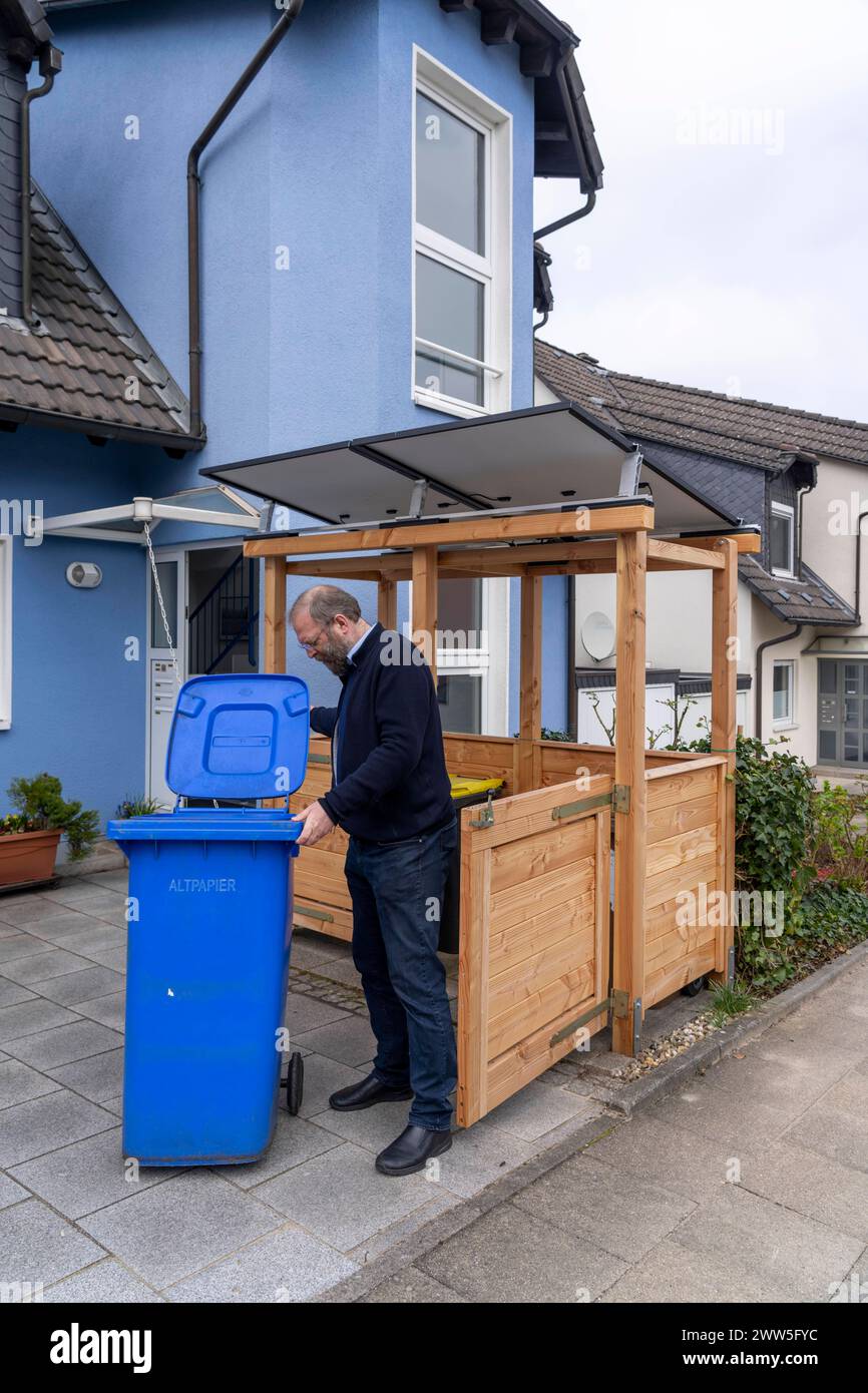 Einfamilienhaus mit verschiedenen Solarmodulen, neben Solarpanelen auf dem Hausdach, sind auf einer Mülltonnenbox Steckersolar Module als Dach montiert, Essen, NRW, Deutschland, Solarenergie *** Casa indipendente con vari moduli solari, oltre ai pannelli solari sul tetto della casa, i moduli solari plug-in sono montati su un contenitore per la raccolta della polvere come tetto, Essen, NRW, Germania, energia solare Foto Stock