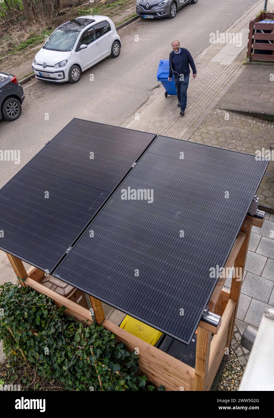 Einfamilienhaus mit verschiedenen Solarmodulen, neben Solarpanelen auf dem Hausdach, sind auf einer Mülltonnenbox Steckersolar Module als Dach montiert, Essen, NRW, Deutschland, Solarenergie *** Casa indipendente con vari moduli solari, oltre ai pannelli solari sul tetto della casa, i moduli solari plug-in sono montati su un contenitore per la raccolta della polvere come tetto, Essen, NRW, Germania, energia solare Foto Stock