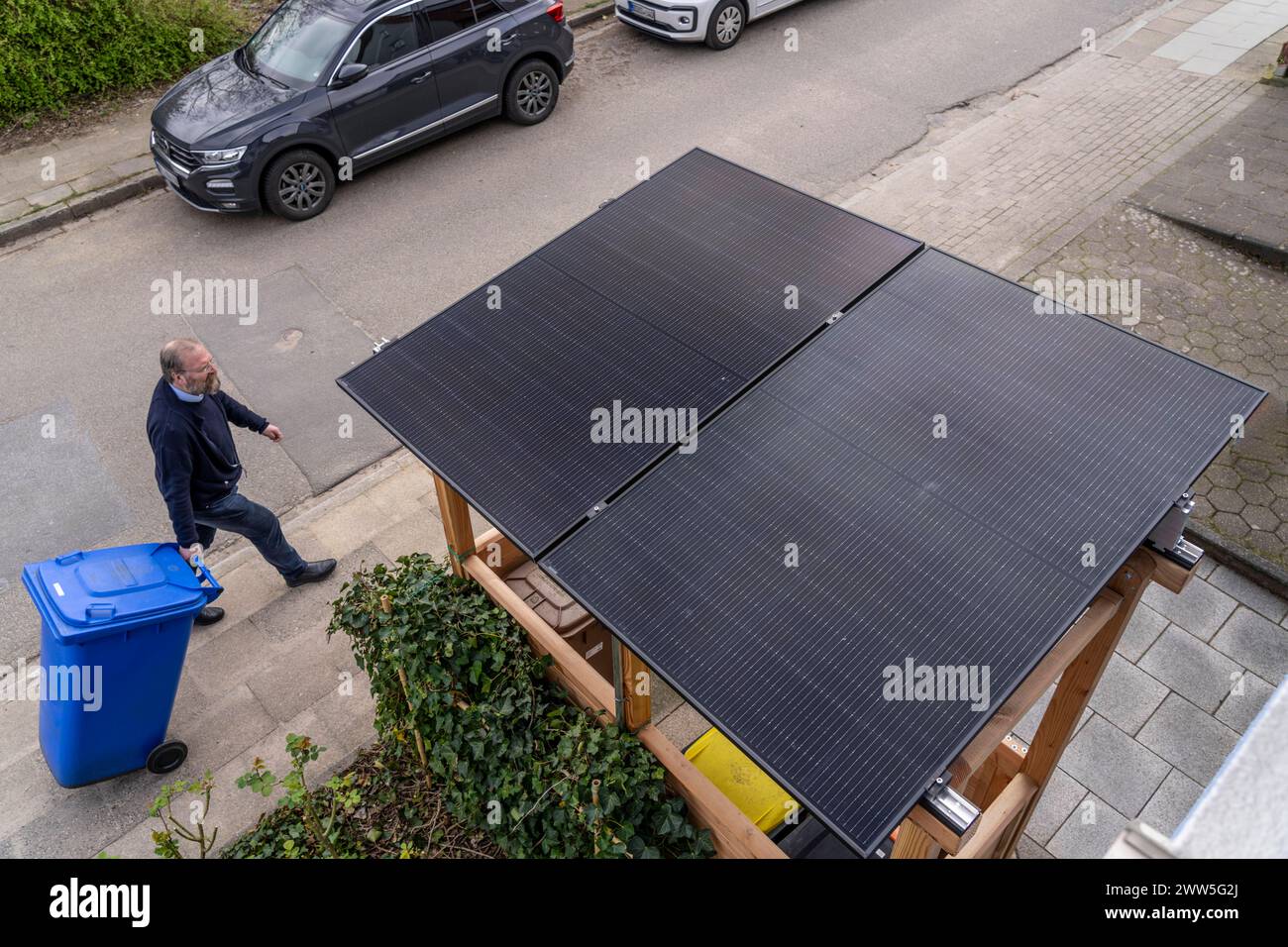 Einfamilienhaus mit verschiedenen Solarmodulen, neben Solarpanelen auf dem Hausdach, sind auf einer Mülltonnenbox Steckersolar Module als Dach montiert, Essen, NRW, Deutschland, Solarenergie *** Casa indipendente con vari moduli solari, oltre ai pannelli solari sul tetto della casa, i moduli solari plug-in sono montati su un contenitore per la raccolta della polvere come tetto, Essen, NRW, Germania, energia solare Foto Stock