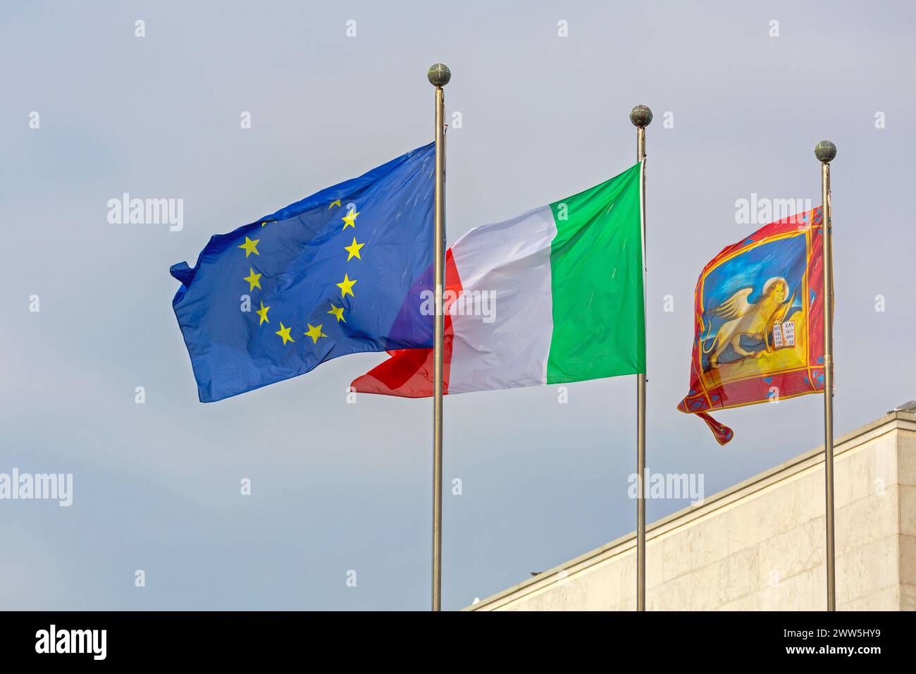 Venezia, Italia - 10 gennaio 2017: City Lion Bandiere italiane ed europee insieme a Venezia, Italia. Foto Stock