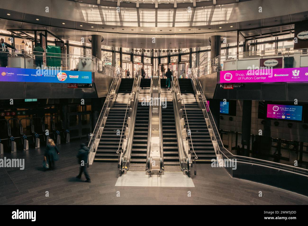 Manhattan, Stati Uniti. 21 marzo 2024. Si vedono persone che camminano attraverso il Fulton Center a Lower Manhattan, New York giovedì 21 marzo 2024. Sopra il fulcro di transito del Fulton Center si trovano decine di negozi al dettaglio di proprietà del gigante immobiliare commerciale francese Westfield. Il mese scorso, la New York City Transit Authority ha intentato una causa contro Westfield per essersi trasferita per terminare prematuramente il suo contratto di locazione di un decennio, citando l'aumento dei tassi di criminalità come un compromesso per la redditività e la sicurezza. (Foto di Cristina Matuozzi/ credito: SIPA USA/Alamy Live News Foto Stock