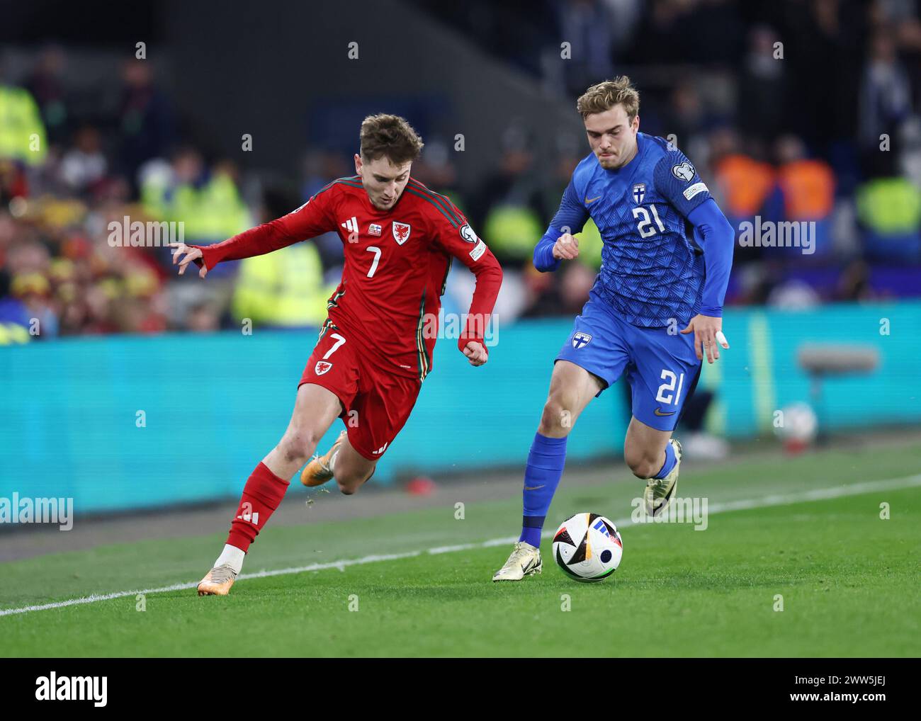 Cardiff, Regno Unito. 21 marzo 2024. Neco Williams del Galles si arrabbia con Daniel Hakans della Finlandia durante la partita di qualificazione al campionato europeo di calcio al Cardiff City Stadium di Cardiff. Il credito immagine dovrebbe essere: Darren Staples/Sportimage Credit: Sportimage Ltd/Alamy Live News Foto Stock