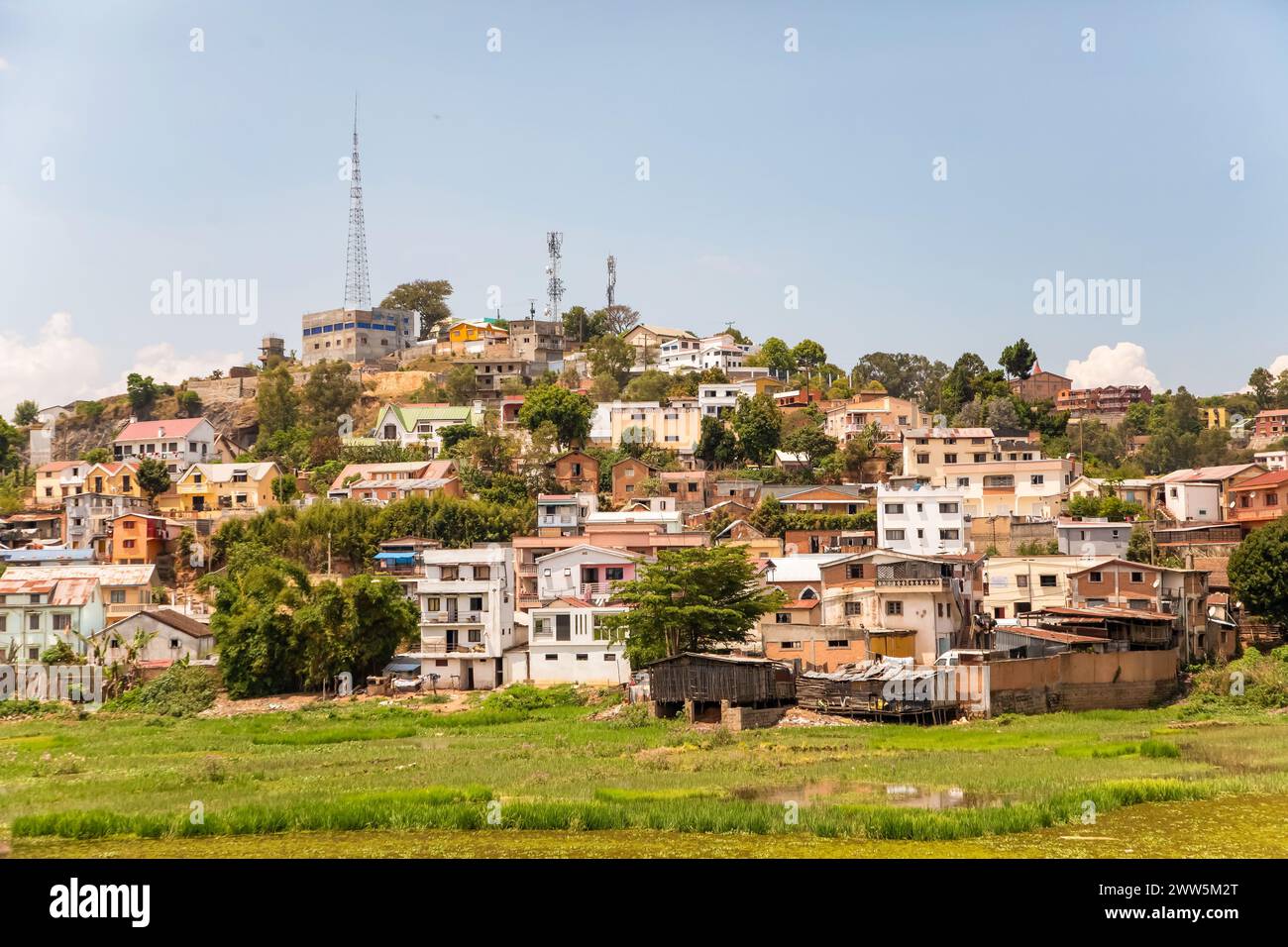 Antananarivo, Madagascar. 25 oktober 2023. strada di Antananarivo. Capitale e città più grande del Madagascar . case colorate e luminose sulla collina Foto Stock