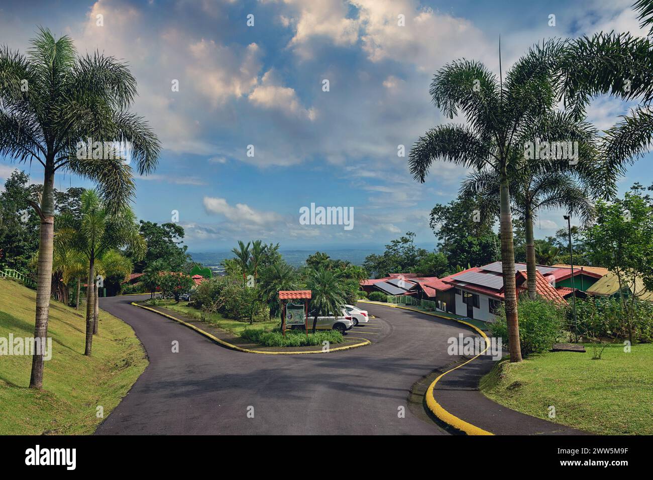 Una strada a la fortuna de San Carlos, Costa Rica. La piccola città nella giungla della Costa Rica è popolare tra i turisti che desiderano ammirare il vulcano Arenal A. Foto Stock
