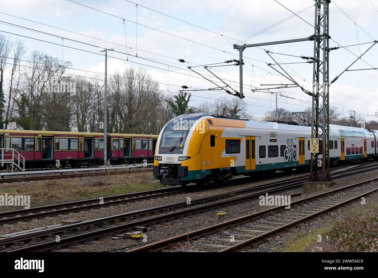 Treno regionale della Ostdeutsche Eisenbahn ferrovia regionale della Germania Est, Berlino, marzo 2024 Foto Stock