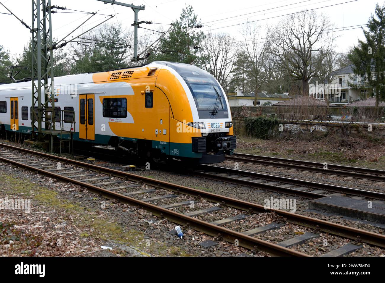 Treno regionale della Ostdeutsche Eisenbahn ferrovia regionale della Germania Est, Berlino, marzo 2024 Foto Stock