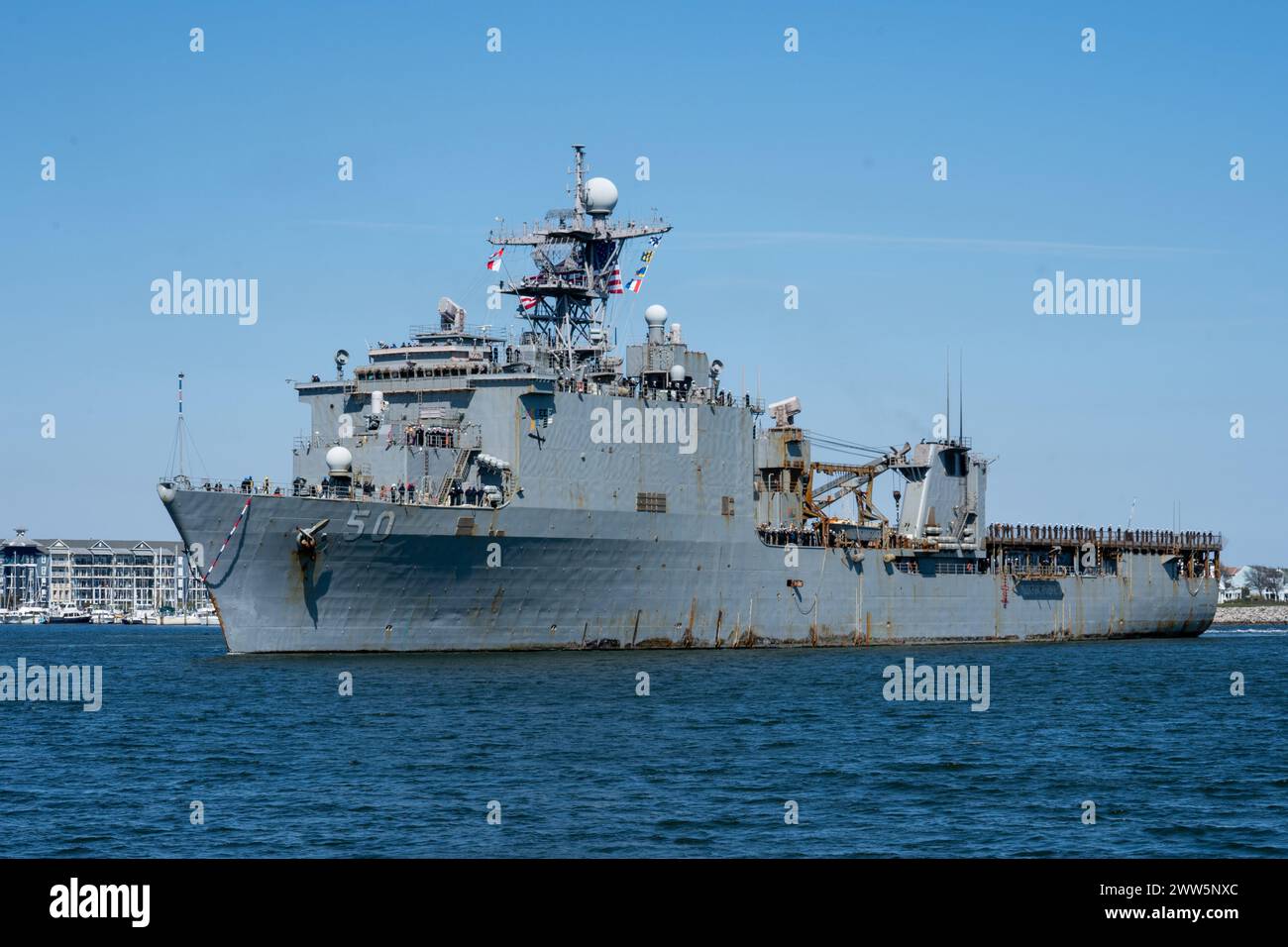 La nave da sbarco classe Harpers Ferry USS Carter Hall (LSD 50), assegnata al Bataan Amphibious Ready Group (ARG), ritorni e schieramento di 8,5 mesi operante nelle aree operative della 5th e della 6th Fleet, 21 marzo 2024. Più di 4.000 marinai e marines assegnati al Bataan ARG hanno sostenuto una vasta gamma di opportunità ed esercitazioni di interoperabilità, aumentando la prontezza al combattimento e le capacità di risposta alle crisi, rafforzando al contempo le relazioni con gli Alleati e i partner della NATO. (Foto della Marina degli Stati Uniti dello specialista della comunicazione di massa di seconda classe Manvir Gill) Foto Stock