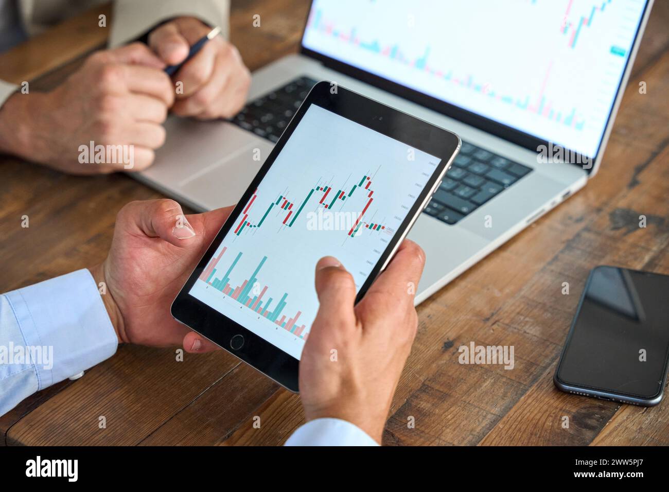 Consulente consulente di investitori in borsa che analizza il piano di investimento su tablet. Foto Stock