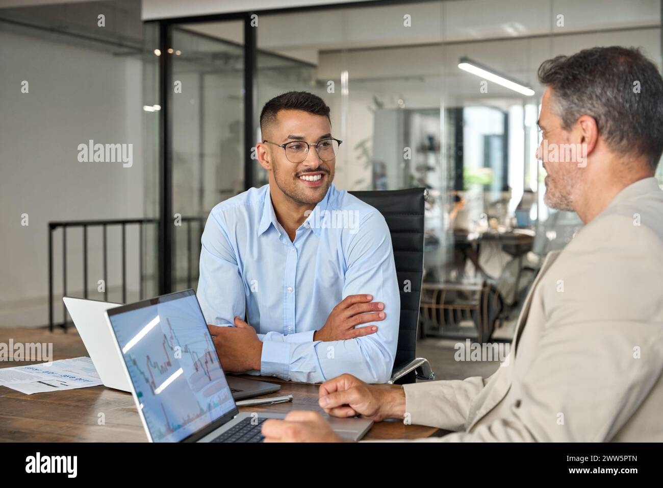 Operatori del mercato azionario che lavorano sull'analisi dei grafici di negoziazione finanziaria. Foto Stock