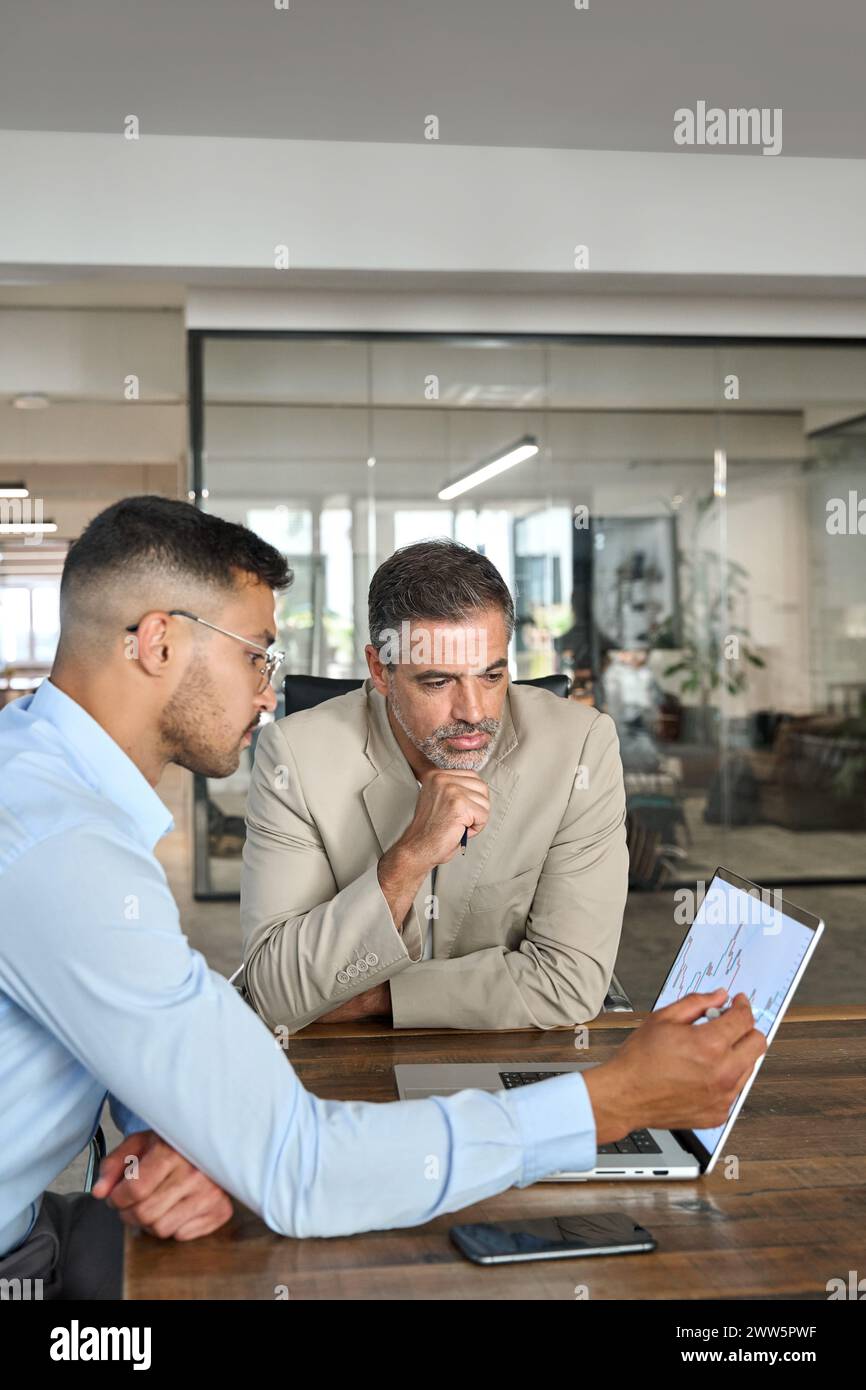 Operatori del mercato azionario investitori che lavorano all'analisi dei grafici finanziari utilizzando laptop. Foto Stock