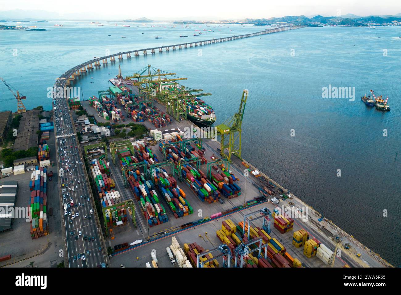 Vista aerea dei container nell'area dei moli di Rio de Janeiro con il ponte Niteroi nell'orizzonte Foto Stock