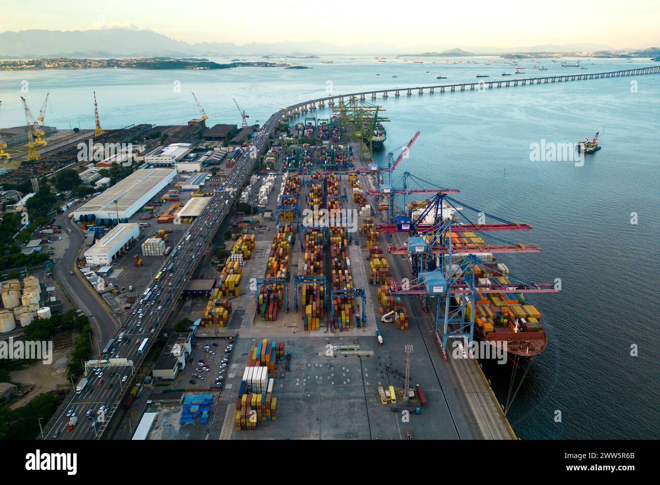 Vista aerea dei container nell'area dei moli di Rio de Janeiro con il ponte Niteroi nell'orizzonte Foto Stock