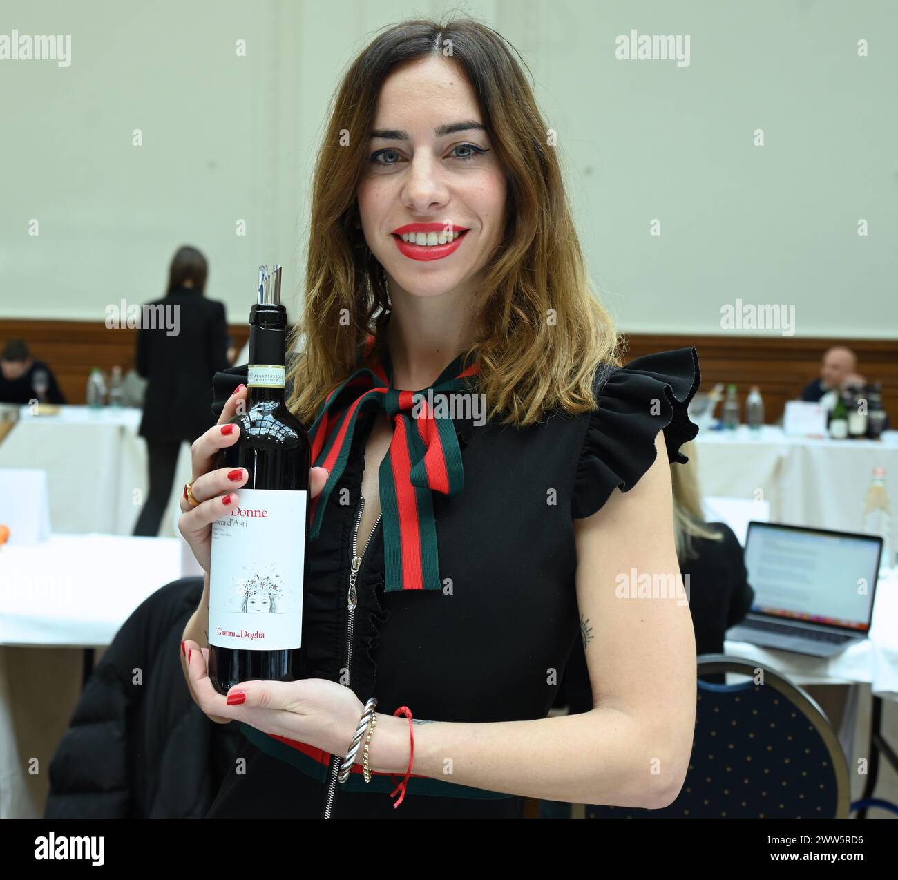 Gambero Rosso è tornato a Londra il 21 marzo 2024, presentando circa 40 delle cantine più prestigiose della produzione vinicola italiana! Durante la giornata, i professionisti del settore e della stampa del Regno Unito hanno avuto l'opportunità di degustare i migliori vini presentati in vini d'Italia 2024, una delle guide più autorevoli sul complesso mondo dei vini italiani. L'evento di Londra sarà caratterizzato anche da un'esclusiva masterclass, finalizzata ad acquisire una preziosa visione dei vini presenti all'evento. Foto Stock